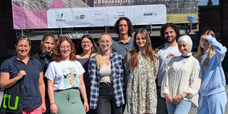 Gruppenfoto 10 Personen vor einem Plakat der FISU World University Games